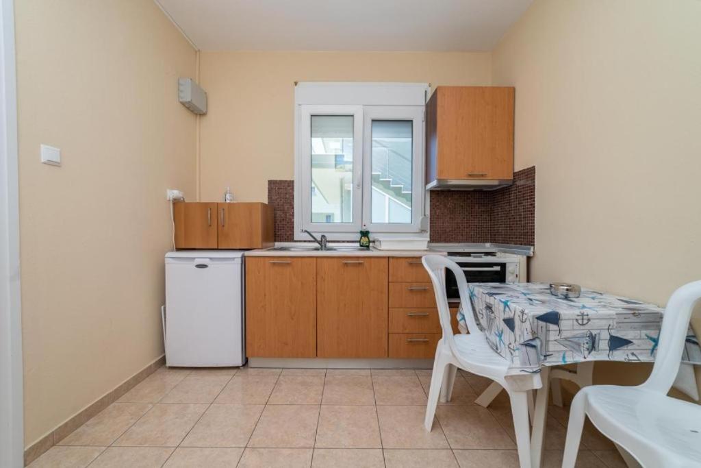 Side By Side Apartment Nea Iraklitsa Bagian luar foto