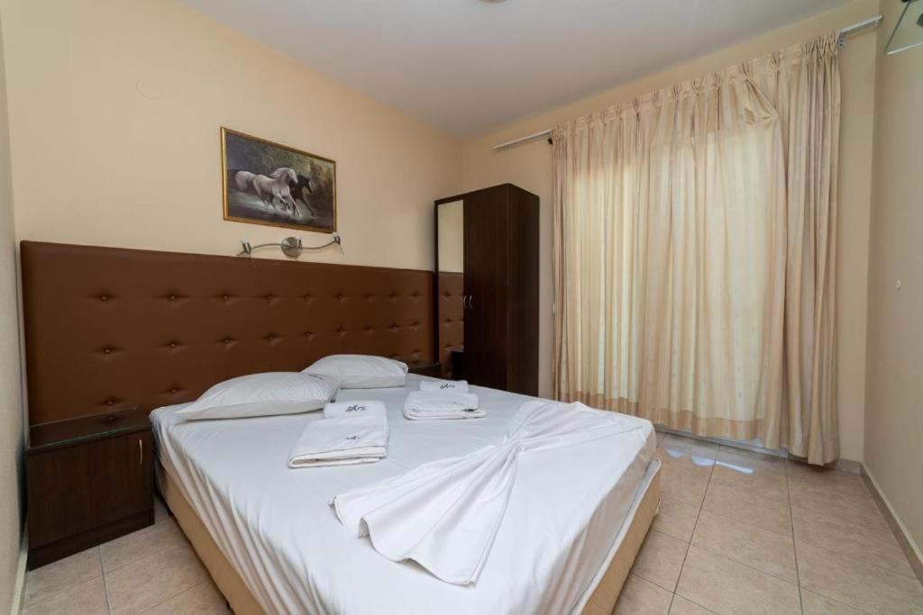 Side By Side Apartment Nea Iraklitsa Bagian luar foto